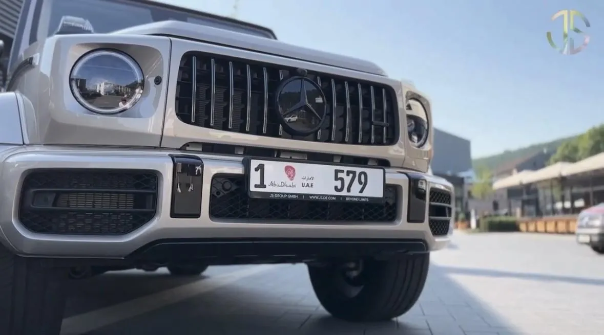 Vehicle with license plate in an i-FRAME holder